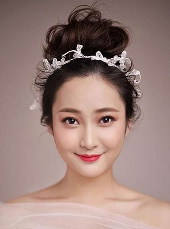 kiểu tóc siêu xinh cho các cô gái trang điểm dự tiệc 2021