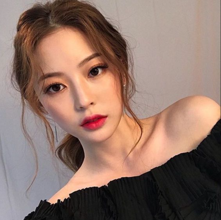 Trang điểm dự tiệc cùng bạn bè