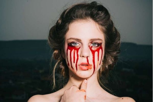 Hướng dẫn cách trang điểm Halloween đơn giản mà vẫn xinh đẹp
