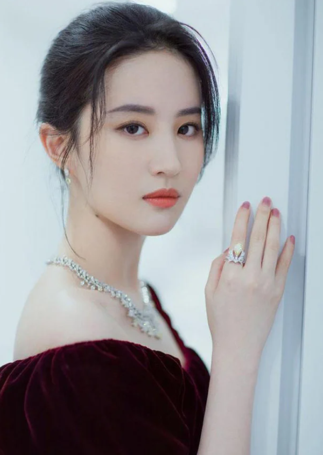 Trang điểm làm tóc dự tiệc giá bao nhiêu