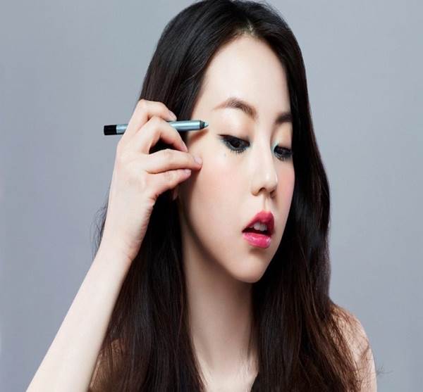 Trang điểm mắt một mí thành hai mí
