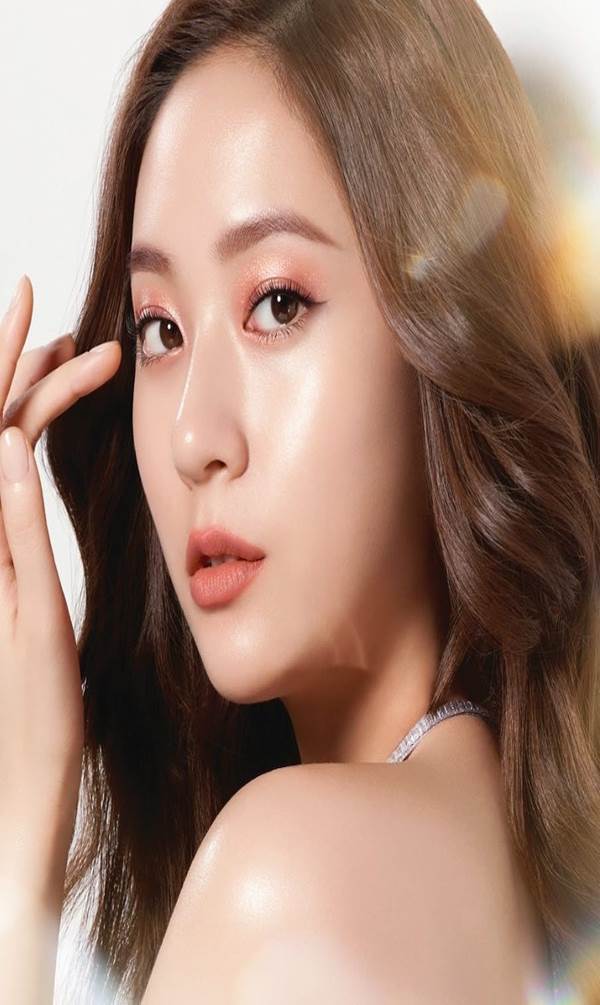 Trang điểm mắt một mí thành hai mí