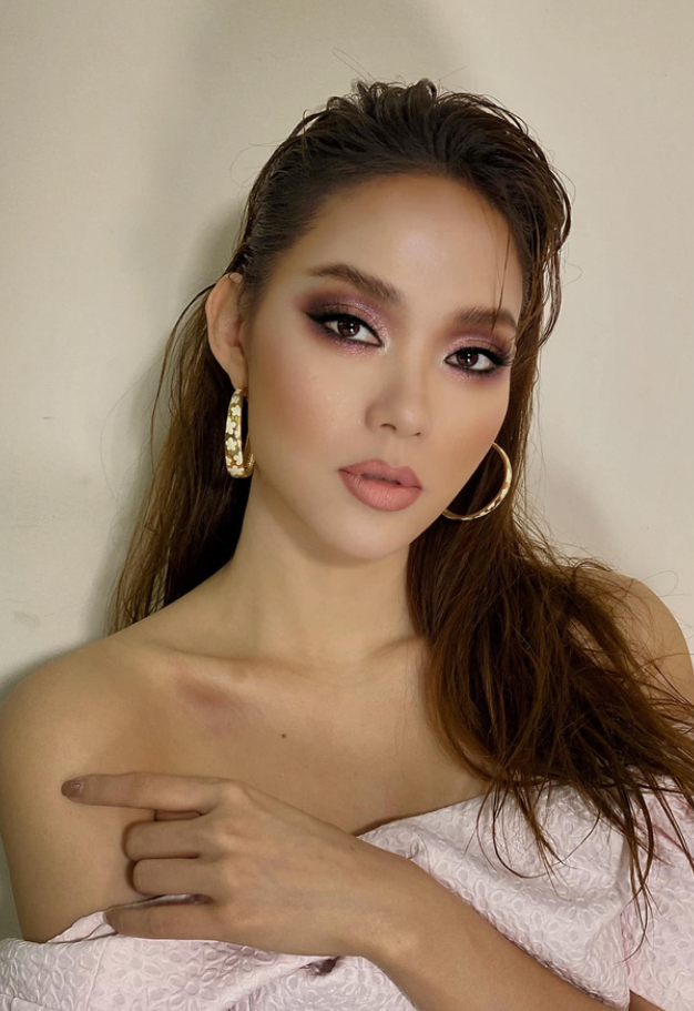 trang điểm mặt thon gọn 