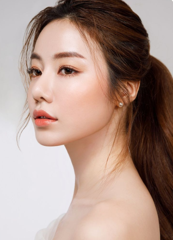 Trang điểm tham gia tiệc cưới như thế nào 