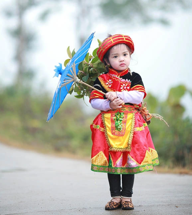 trang điểm cho bé diễn văn nghệ 2011 