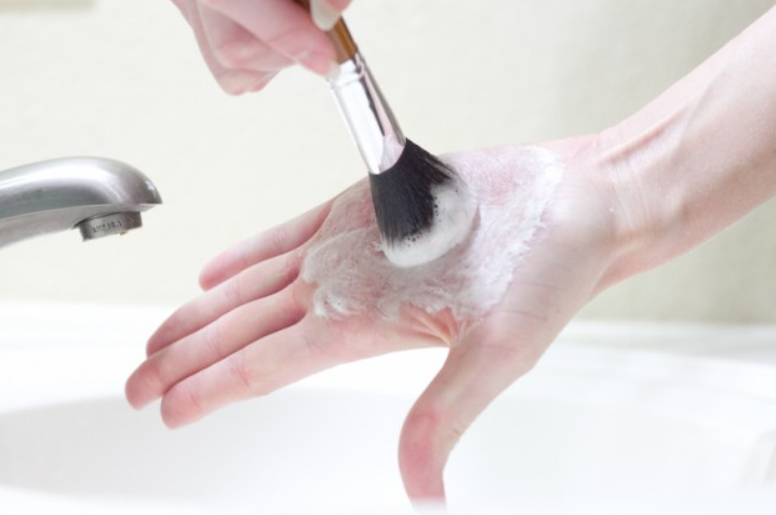 Vệ sinh cọ đúng cách với dung dịch tẩy rửa