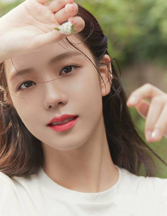 Make up với son môi đậm quyến rũ