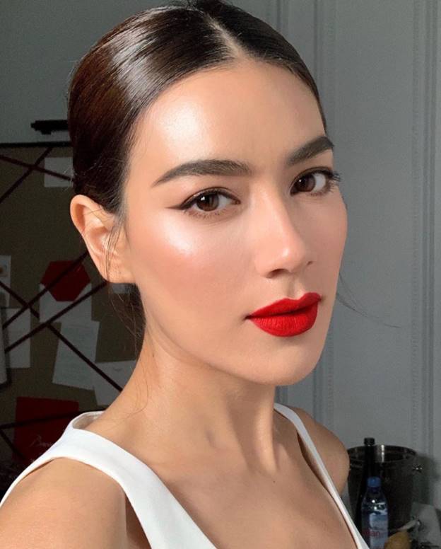 Make up với son môi đậm quyến rũ