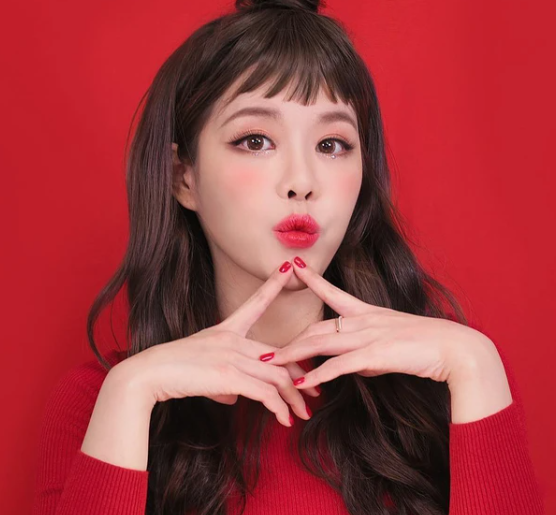 xu hướng trang điểm hè 2023
